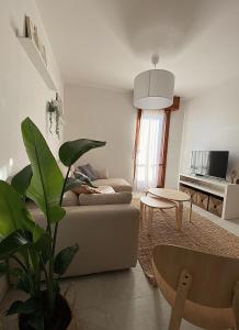 ein Wohnzimmer mit einem Sofa und einem Tisch in der Unterkunft Moderno, ristrutturato, 1 km dal centro storico! in Carpi