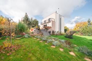 a house on a hill with a garden at Dům u Prokopského údolí in Prague