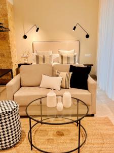 sala de estar con sofá y mesa de cristal en Casa Boutique Navarro, en Montilla