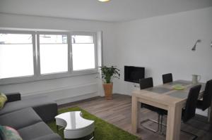 uma sala de estar com um sofá e uma mesa em Zuhause auf Zeit Bielefeld em Bielefeld