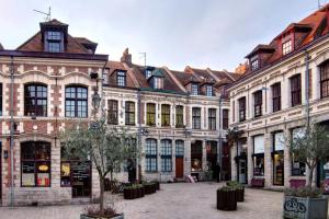 um grupo de grandes edifícios num pátio em Lille Grand Place - Nice and equipped studio! em Lille