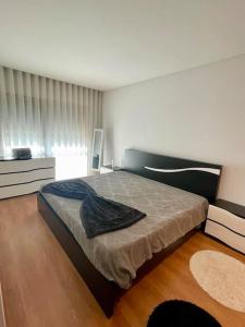 a bedroom with a large bed in a room at Cozy apartment, Invicta city OPO in Porto