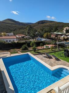 TurísにあるBuen Estar, piscina, barbacoa, jacuzzi en Valenciaの眺めの良いヴィラ内のスイミングプール