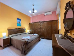 Schlafzimmer mit einem Bett, einem Waschbecken und einem Spiegel in der Unterkunft Villa Marika in Sannicola