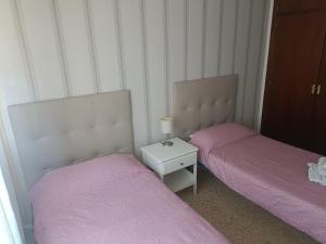 twee bedden naast elkaar in een kamer bij Piso para 6 junto al acueducto. A pasos del centro in Sevilla