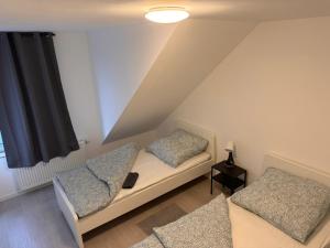 um quarto no sótão com 2 camas e uma janela em Ideale Unterkunft für Geschäftsreisende, Studenten, Monteure in Essen em Essen