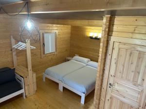 Postel nebo postele na pokoji v ubytování Camping & Bungalows Leagi