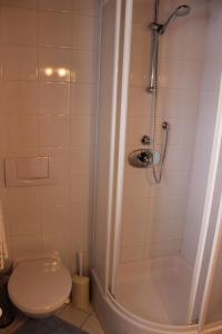 A bathroom at Ferienwohnung Löffelberger
