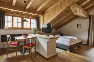 - une chambre avec un lit et un bureau avec un ordinateur dans l'établissement Haus Tirol, à Molini di Tures