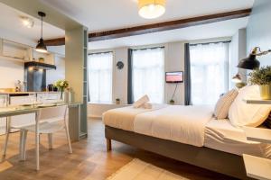 1 dormitorio con 1 cama grande y cocina en Lille Centre - Nice and functional studio, en Lille