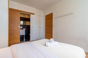 里爾的住宿－Vieux Lille appartement 1 chambre，卧室配有白色的床和毛巾