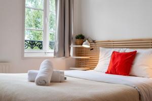 里爾的住宿－Vieux Lille appartement 1 chambre，一间卧室配有一张带红色枕头的大床