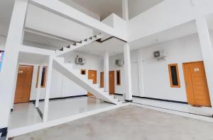 una habitación vacía con escaleras en un edificio en OYO 93306 Homestay Permana Supadio Airport en Pontianak