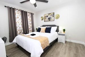 una camera con letto e ventilatore a soffitto di NEW! 2-Bedroom Fontana Guest House near Speedway a Fontana
