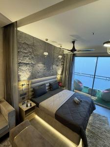 1 dormitorio con cama grande y ventana grande en The Opulence Suite 41st Floor City View en Noida