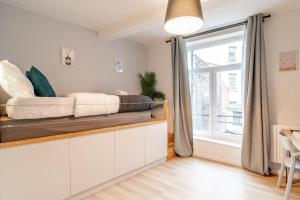 1 dormitorio con cama y ventana en Lille Centre - Nice and functional studio, en Lille
