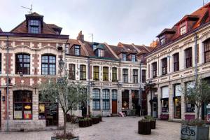 un grupo de grandes edificios en un patio en Lille Centre - Nice and functional studio, en Lille