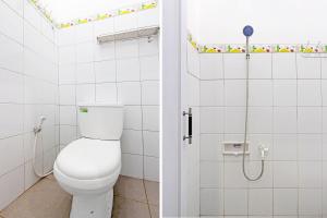 łazienka z toaletą i prysznicem w obiekcie OYO 91817 Hotel Grand New Si Jago w mieście Kebumen
