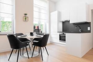 uma cozinha com mesa e cadeiras num quarto em Nice apartment 2 bedrooms in Old Lille! em Lille