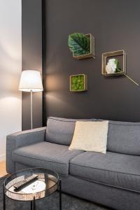 uma sala de estar com um sofá azul e uma mesa em Nice apartment 2 bedrooms in Old Lille! em Lille