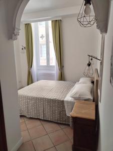 um pequeno quarto com uma cama e uma janela em B&B L'Esquilina em Roma