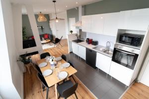 cocina y comedor con mesa y sillas en Marcq en Baroeul - Superb apartment + parking, en Marcq-en-Baroeul