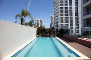 una piscina sul lato di un edificio di Villa Sol - Luxury 3 Bedroom Villa in Kirra a Gold Coast