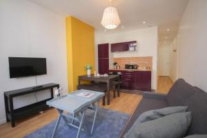 sala de estar con sofá y mesa en Superb apartment near the Grand Place! en Lille