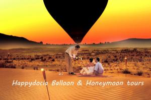 una propuesta en un globo de aire caliente en el desierto en Happydocia, en Göreme