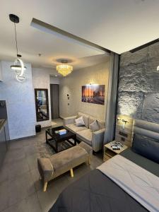 諾伊達的住宿－The Opulence Suite 41st Floor City View，带沙发的客厅以及带