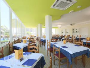 A restaurant or other place to eat at Hotel Marina Beach - Azzurro Club