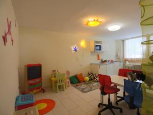 A television and/or entertainment centre at Hotel Marina Beach - Azzurro Club