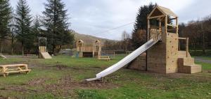 Ο χώρος παιχνιδιού για παιδιά στο Honey Cottage Caravan Park