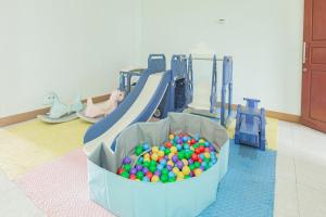 un parque infantil con un montón de bolas en un tobogán en SPOT ON 93430 Delta Bnb Residence en Perabumulih