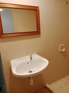 um lavatório branco na casa de banho com um espelho em bintang hotel em Kuala Lumpur