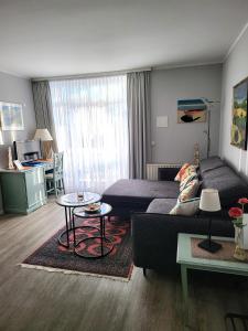 ein Wohnzimmer mit einem Sofa und einem Tisch in der Unterkunft Ferienwohnungen am Rosenhof in Kühlungsborn