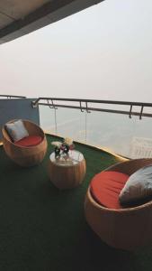 ノイダにあるThe Opulence Suite 41st Floor City Viewの円形ベッド2台、テーブルが備わります。