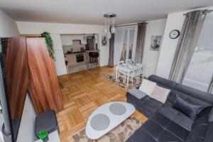 ein Wohnzimmer mit einem Sofa und einem Tisch in der Unterkunft EASY RENT Apartments- Bielskiego 1 24H-Check In in Lublin