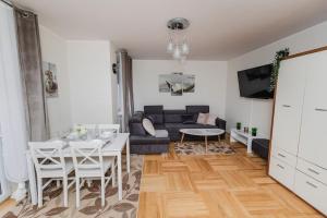 ein Wohnzimmer mit einem Sofa und einem Tisch in der Unterkunft EASY RENT Apartments- Bielskiego 1 24H-Check In in Lublin