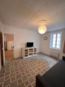 Il comprend un salon doté de carrelage et d'un plafond. dans l'établissement "Le N2" Beaucaire centre-ville, à Beaucaire