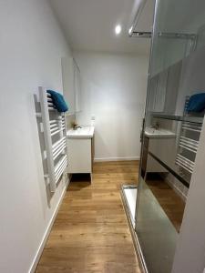 une chambre avec deux lavabos et un couloir en verre dans l'établissement "Le N2" Beaucaire centre-ville, à Beaucaire