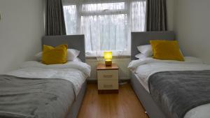 سرير أو أسرّة في غرفة في 3 Bed house in Croydon - Great for Longer Stays Welcome