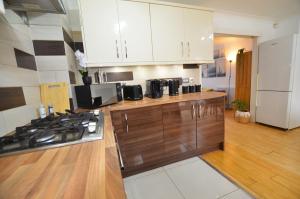 Majoituspaikan 3 Bed house in Croydon - Great for Longer Stays Welcome keittiö tai keittotila
