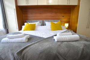 sypialnia z dużym łóżkiem z ręcznikami w obiekcie 3 Bed house in Croydon - 15min to London Bridge & Gatwick Airport w mieście Croydon
