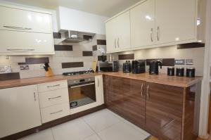 Кухня или мини-кухня в 3 Bed house in Croydon - Great for Longer Stays Welcome
