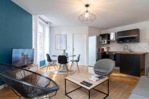 uma sala de estar com um sofá e uma mesa em Vieux Lille - center apartment! em Lille