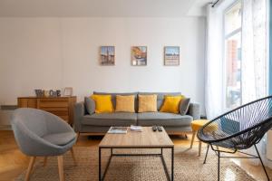 uma sala de estar com um sofá e uma mesa em Vieux Lille - center apartment! em Lille