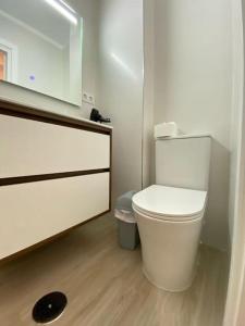 a bathroom with a white toilet in a room at Apartamento Vista al mar in Dehesa de Campoamor