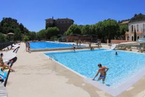 een groep mensen in een groot zwembad bij Les 5 Sources in Vals-les-Bains