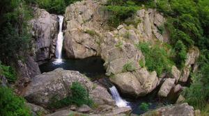 een waterval aan de kant van een rotsachtige berg bij Les 5 Sources in Vals-les-Bains +3 foto's